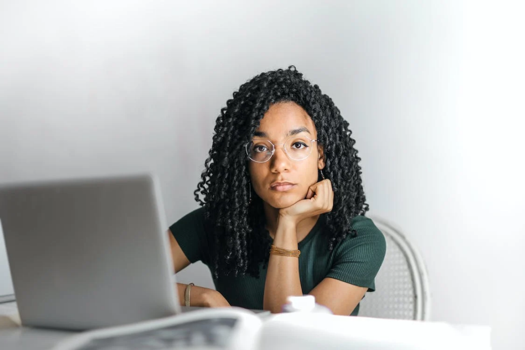 woman-working-in-her-laptop